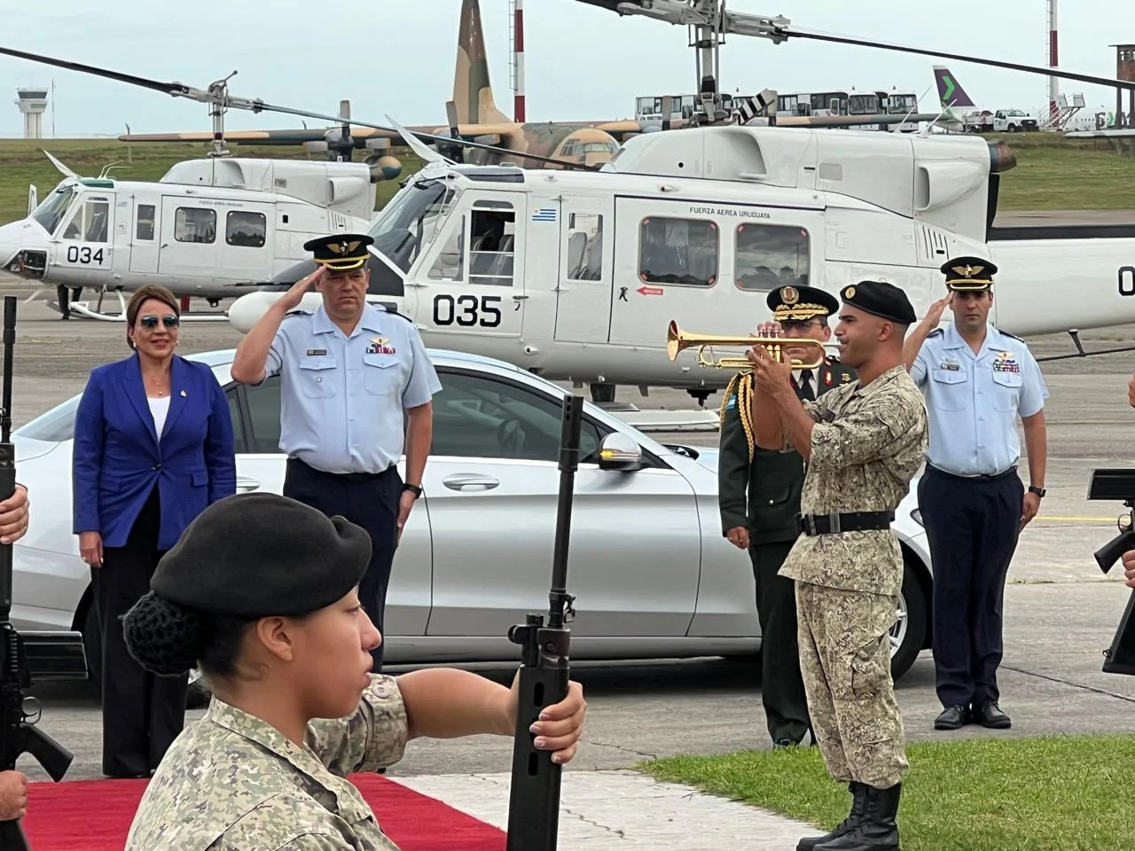 Momento en que Xiomara Castro es recibida por el comité encargado de la investidura